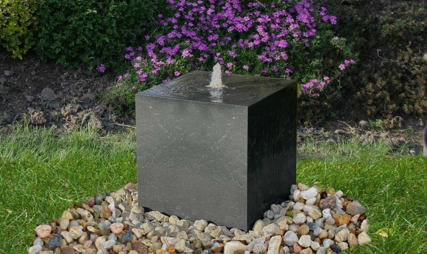 Wasserkubus im Garten