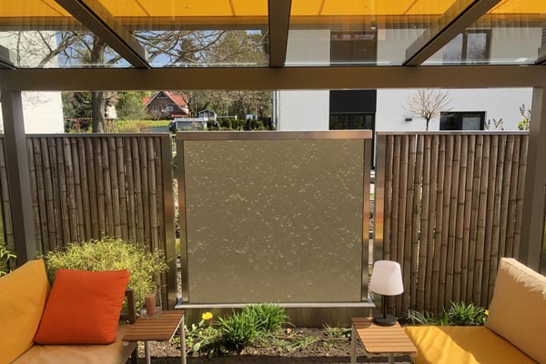 Edelstahlwasserwand als Sichtschutz