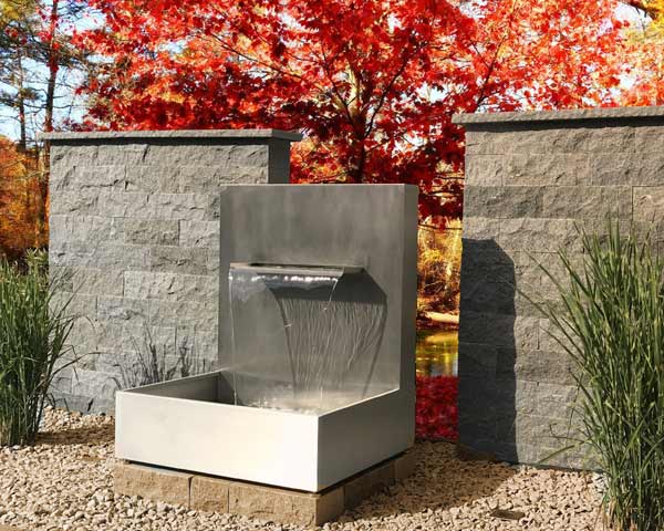 Gartenwasserfall im Herbst
