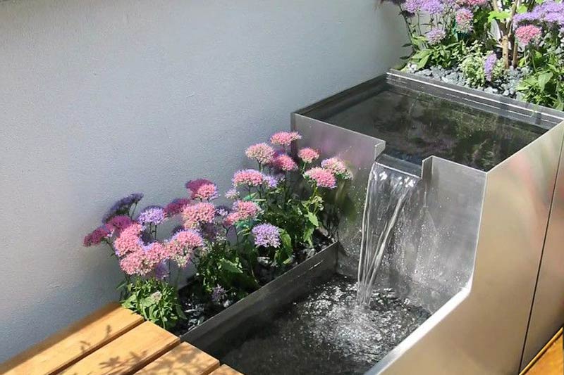 Wasserfall mit Blumen