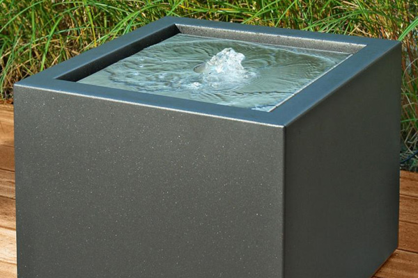 Kleiner Wassertisch im Freien