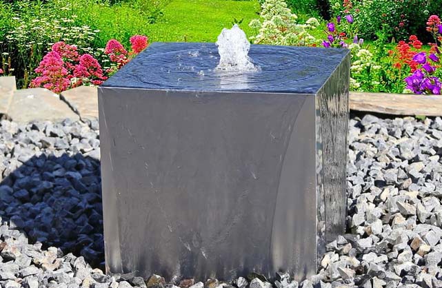 Wasserkubus im Blumengarten
